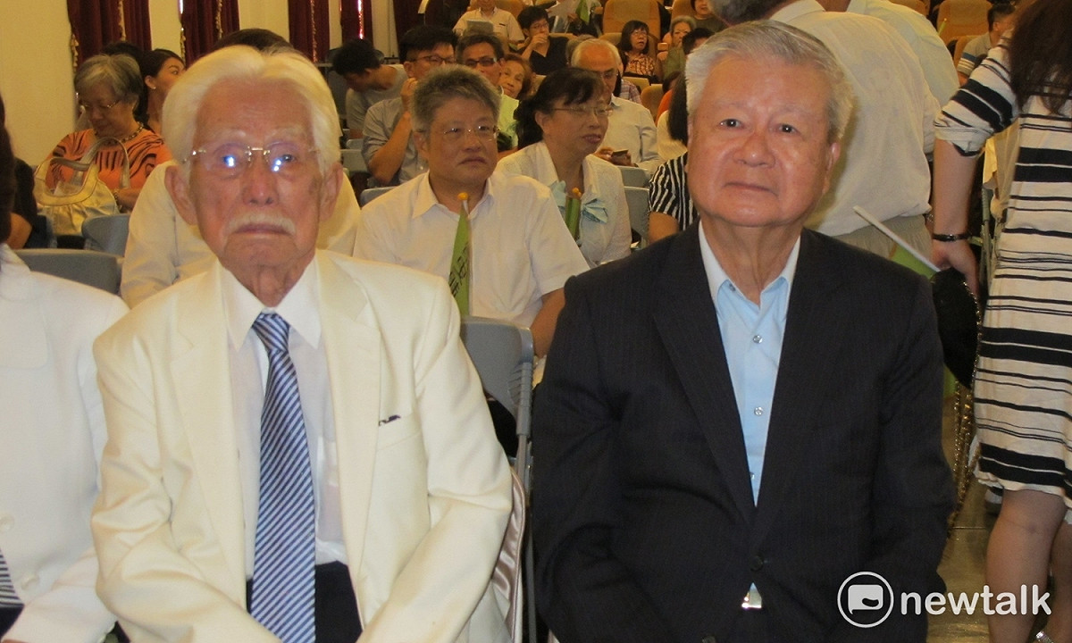 總統府資政辜寬敏（左）與吳三連史料基金會董事長吳樹民出席張炎憲全集發表會。 圖：林朝億/攝