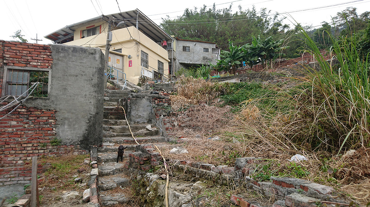 登山街60巷水道修復前景象。 圖：高雄市政府/提供