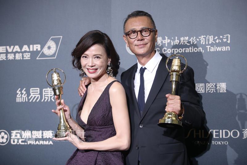 第52屆電視金鐘獎頒獎典禮30日晚間在國父紀念館圓滿落幕，演員劉德凱（右）、柯淑勤（左）分別奪得戲劇節目男主角獎、女主角獎，成為新科視帝、視后。 圖：中央社