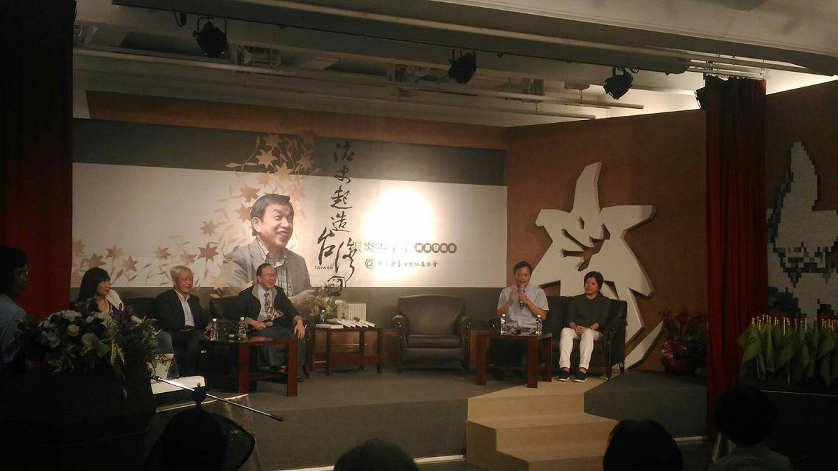 吳三連基金會今日發表「治史起造台灣國：張炎憲全集」。全集共9冊（含32G USB一個，內含全集電子檔案+演講影片選輯），每冊約450頁。 圖：呂東熹提供
