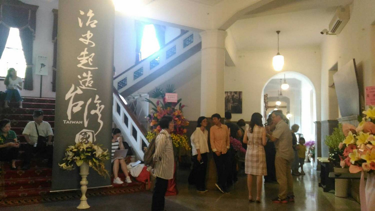 吳三連基金會今日發表「治史起造台灣國：張炎憲全集」。全集共9冊（含32G USB一個，內含全集電子檔案+演講影片選輯），每冊約450頁。 圖：呂東熹提供