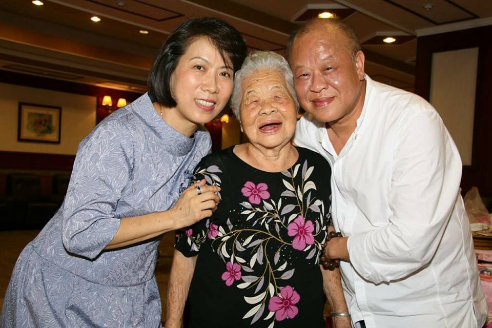 嘉義縣議會議長張明達在臉書上貼出與母親及太太的合影，感恩他生命中最重要的兩個女人。 擷取自張明達臉書