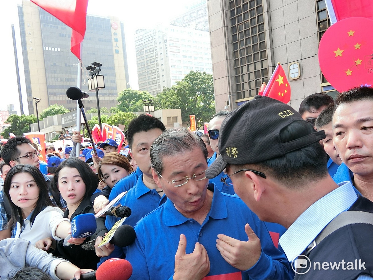 警方代表上前提醒張安樂希望帶領群眾遵守集會遊行法，張安樂不高興地回應：「你對我講這幹嘛？我已經講得很清楚，不需要你來教我！」 圖：李書璇/攝