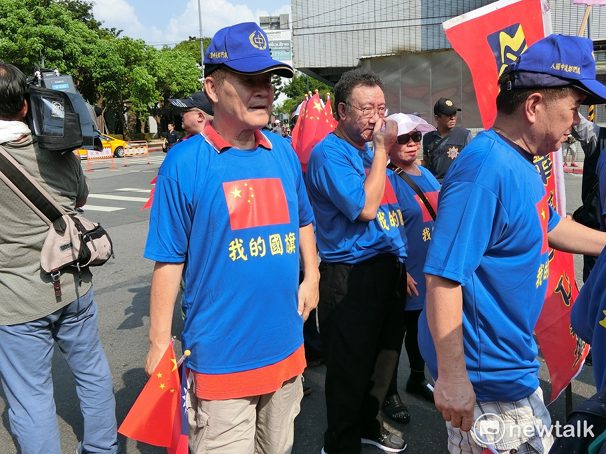 統促黨民眾多穿著印著五星旗並寫著"我的國旗"的T-shirt，頭戴印著"我是中國人"的帽子。 圖：李書璇/攝