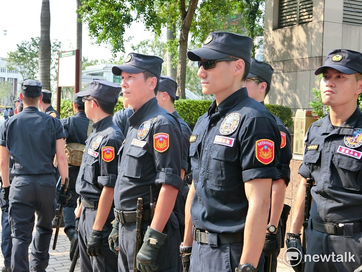 警方出動霹靂小組，緊跟著統促黨遊行隊伍移動。 圖：李書璇/攝