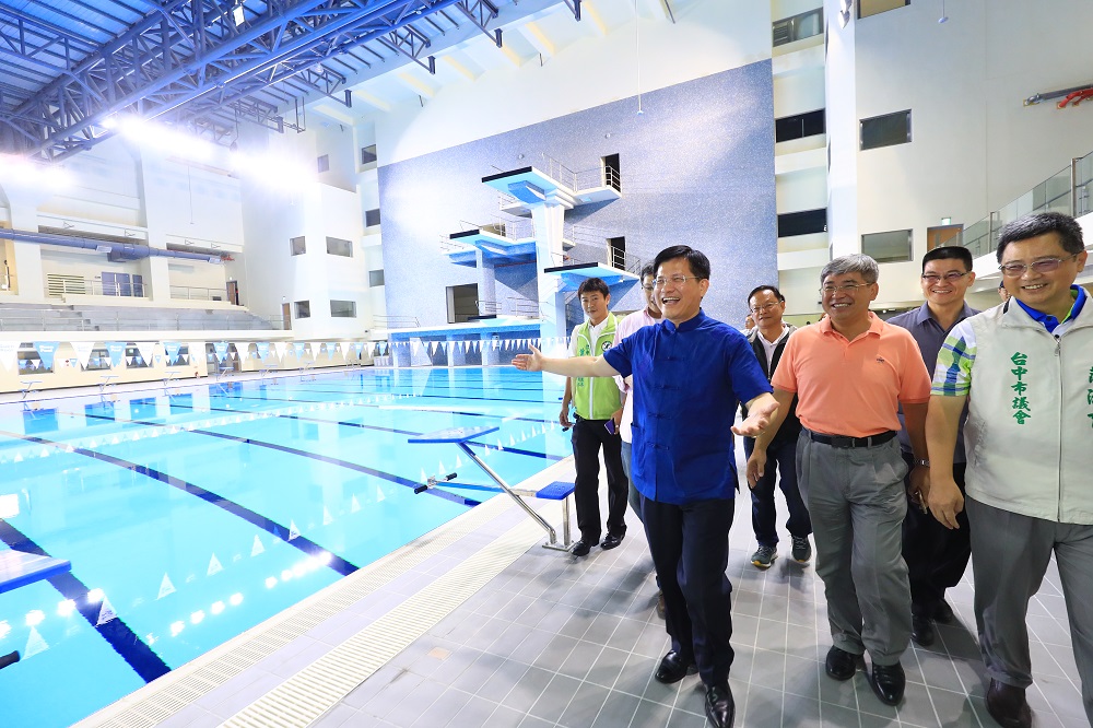 台中市長林佳龍稱讚北區國民運動中心有國際水準。 台中市政府/提供