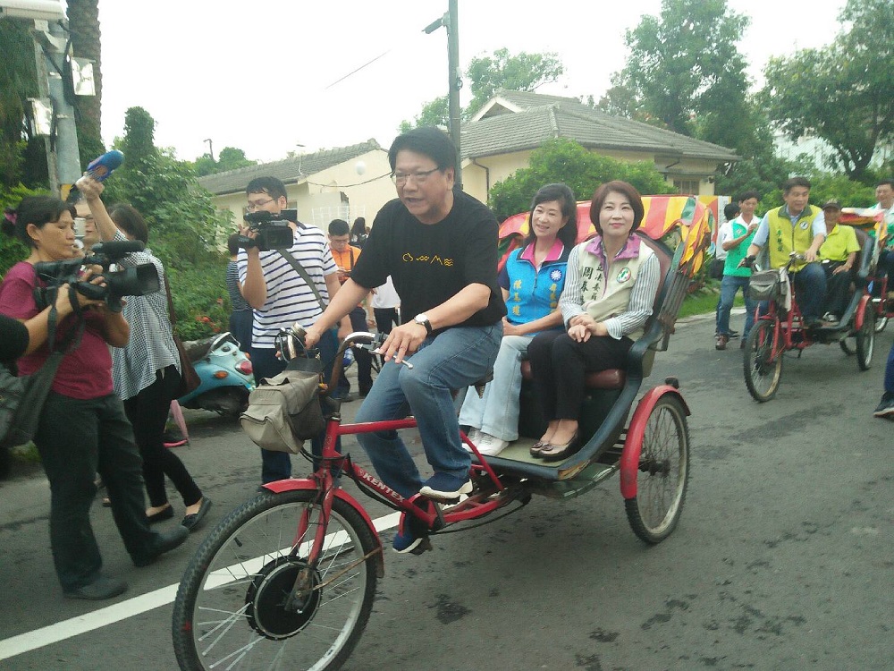 屏東縣長潘孟安當三輪車駕駛載議員遊地景。 圖 : 屏東縣政府/提供