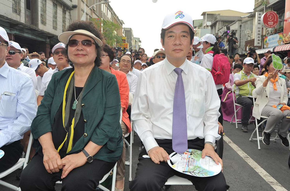 高雄市長陳菊與行政院長賴清德出席生態交通世界大會盛典開幕嘉年華。 圖 : 高雄市政府/提供