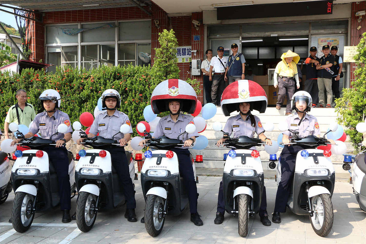 各式車輛加入嘉年華的遊行。 圖 : 高雄市政府/提供