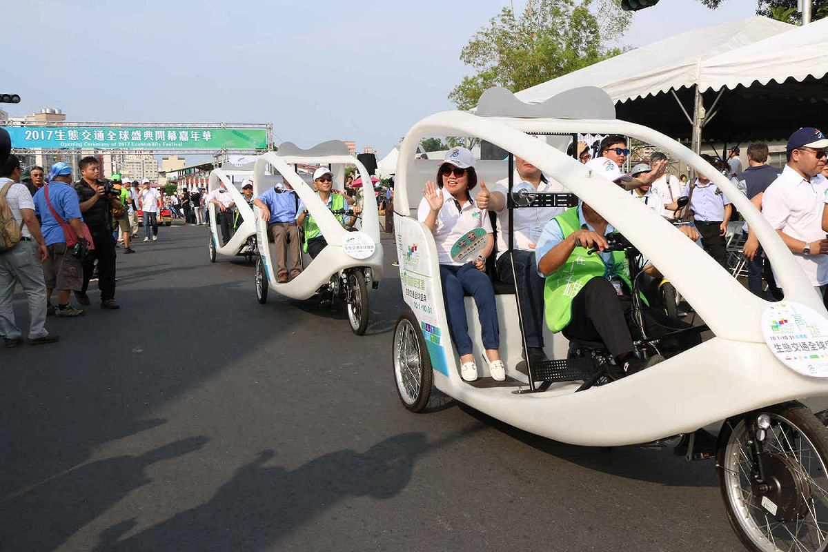 各式車輛加入嘉年華的遊行。 圖 : 高雄市政府/提供