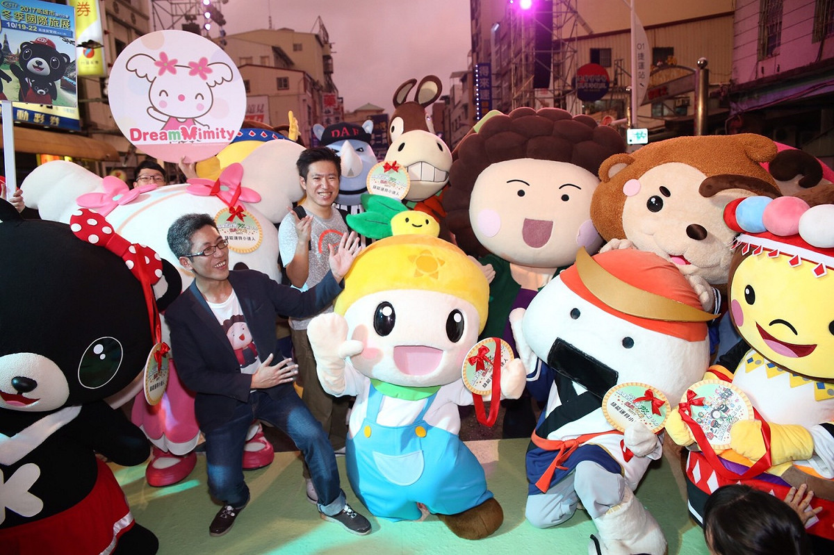 迎接生態交通全球盛典在高雄，花媽偶10月1日率領26隻台日吉祥物迎接盛典國際嘉賓。 圖 : 高雄市政府/提供