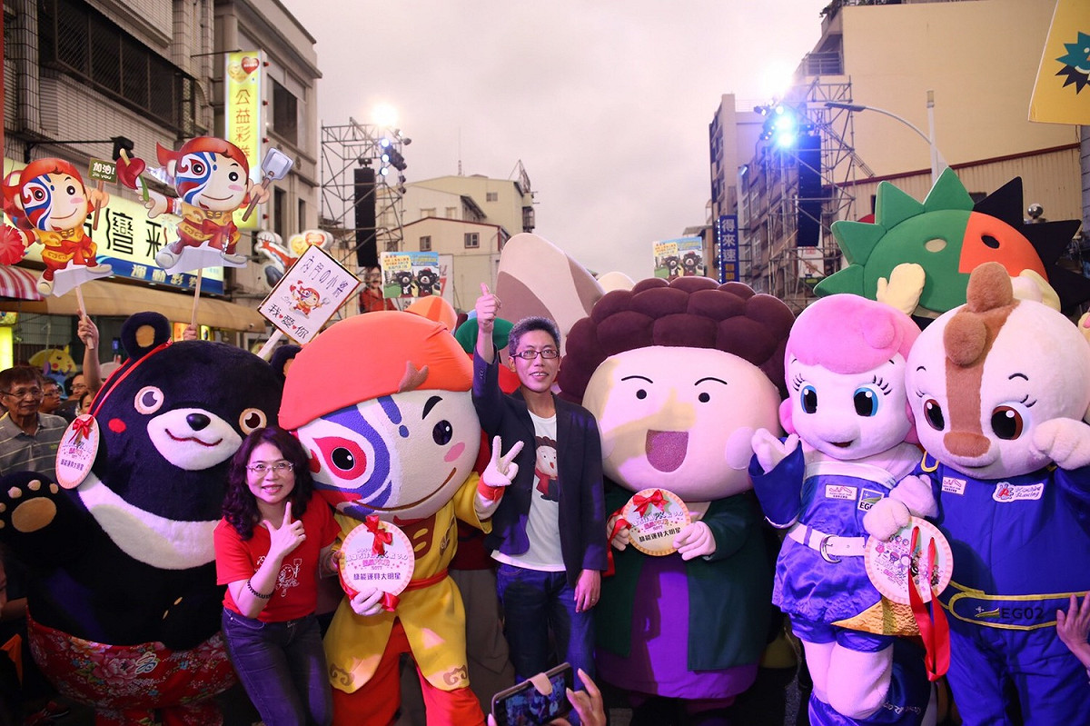 迎接生態交通全球盛典在高雄，花媽偶10月1日率領26隻台日吉祥物迎接盛典國際嘉賓。 圖 : 高雄市政府/提供