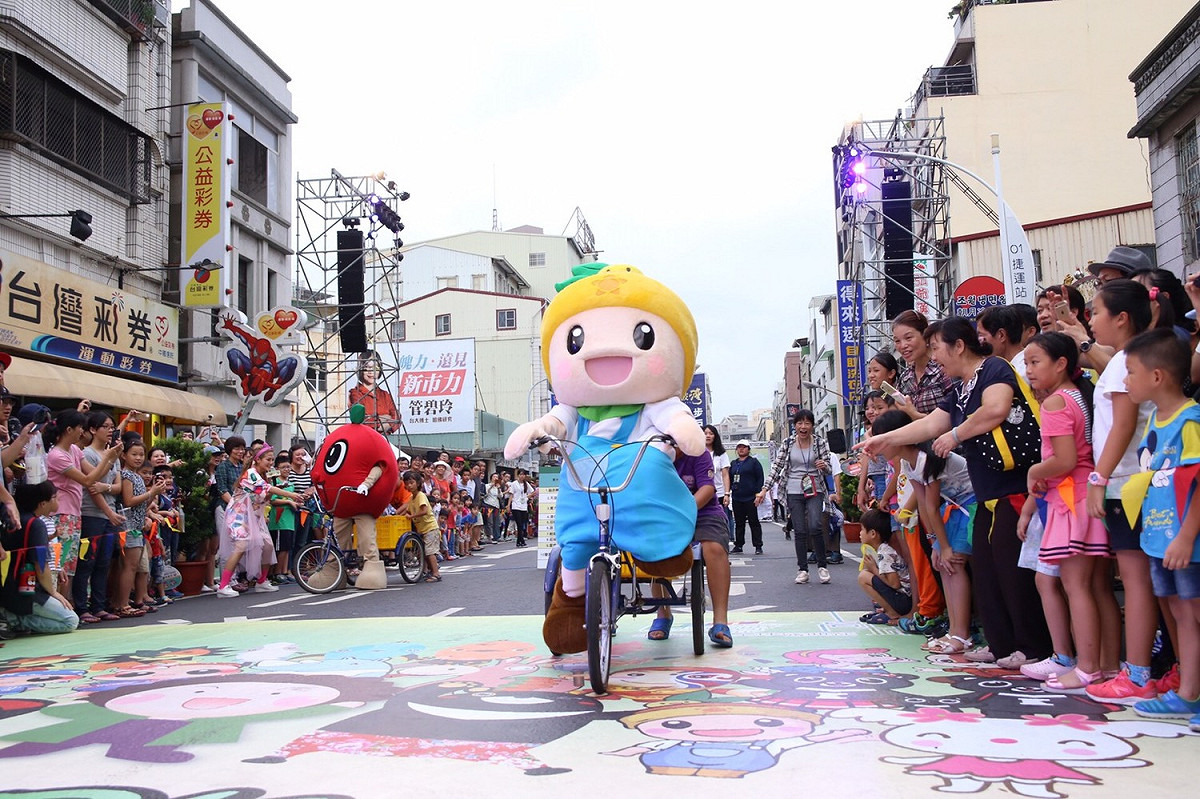 迎接生態交通全球盛典在高雄，花媽偶10月1日率領26隻台日吉祥物迎接盛典國際嘉賓。 圖 : 高雄市政府/提供