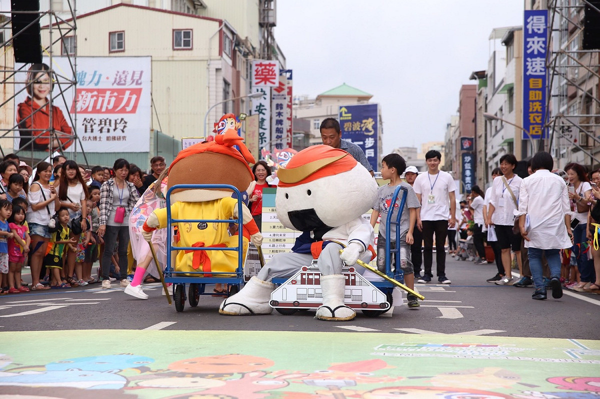迎接生態交通全球盛典在高雄，花媽偶10月1日率領26隻台日吉祥物迎接盛典國際嘉賓。 圖 : 高雄市政府/提供