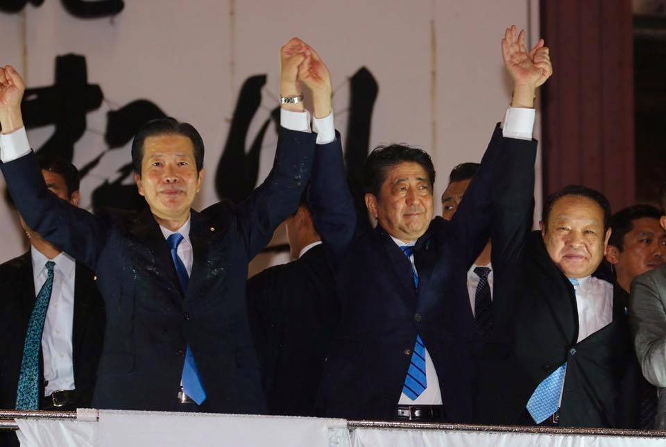 日本首相安倍晉三（中）9月28日解散眾議院，提前改選，被視為政治豪賭。 圖：翻攝安倍晉三臉書
