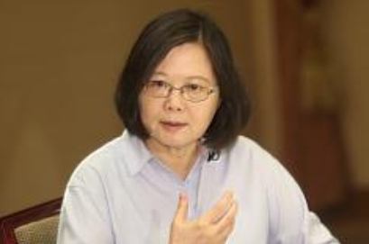 總統蔡英文（圖）接受中央社專訪指出，內閣改組過程中，高雄市長陳菊都有參與，陳菊對民進黨有不可言喻的重要性；民進黨這個階段非常需要陳菊坐鎮在高雄，對2018選舉也是如此，需要強而有力的政治領導人坐鎮南方。 圖：中央社/提供