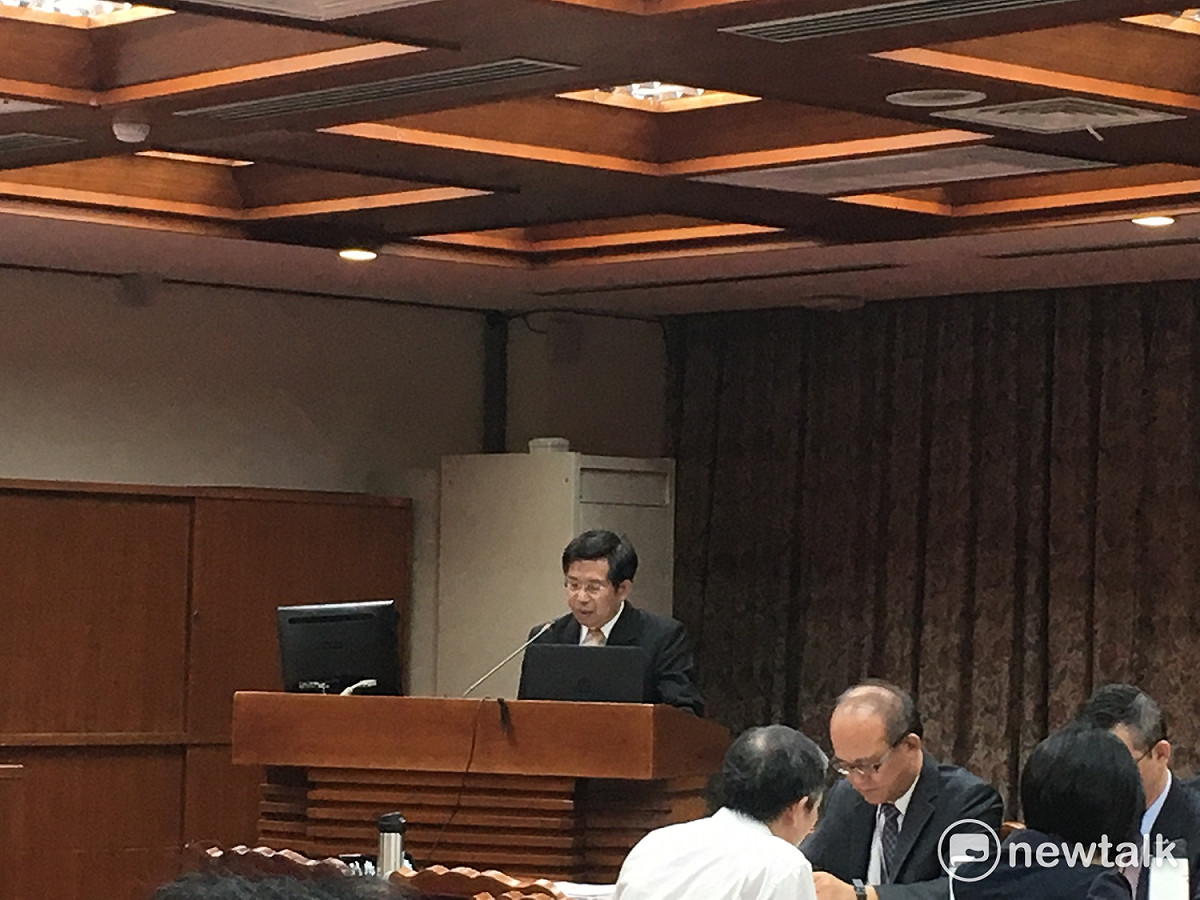 教育部課綱委員會日前將高中課綱翻盤，原先決議的文言文比例從55%至65%降至35%至45％。教育部長潘文忠今（1）日表示，課綱審查大會經過充分討論後，經過半委員同意後的決議，「也應該是最後的決定。」意味著高中課綱「文白之爭」將塵埃落定。 圖：黃韋銓/攝