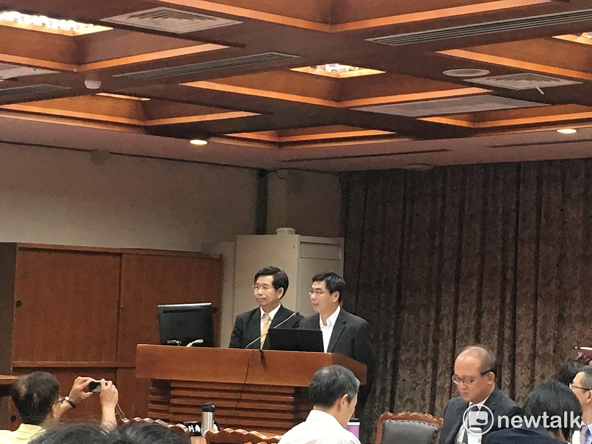 負責與高金辦公室聯絡的陳添丁（右）回應，9月15日接到高金素梅辦公室主任的電話，聽說台大原本要借場地卻反悔，請他去了解此事。 圖：黃韋銓/攝