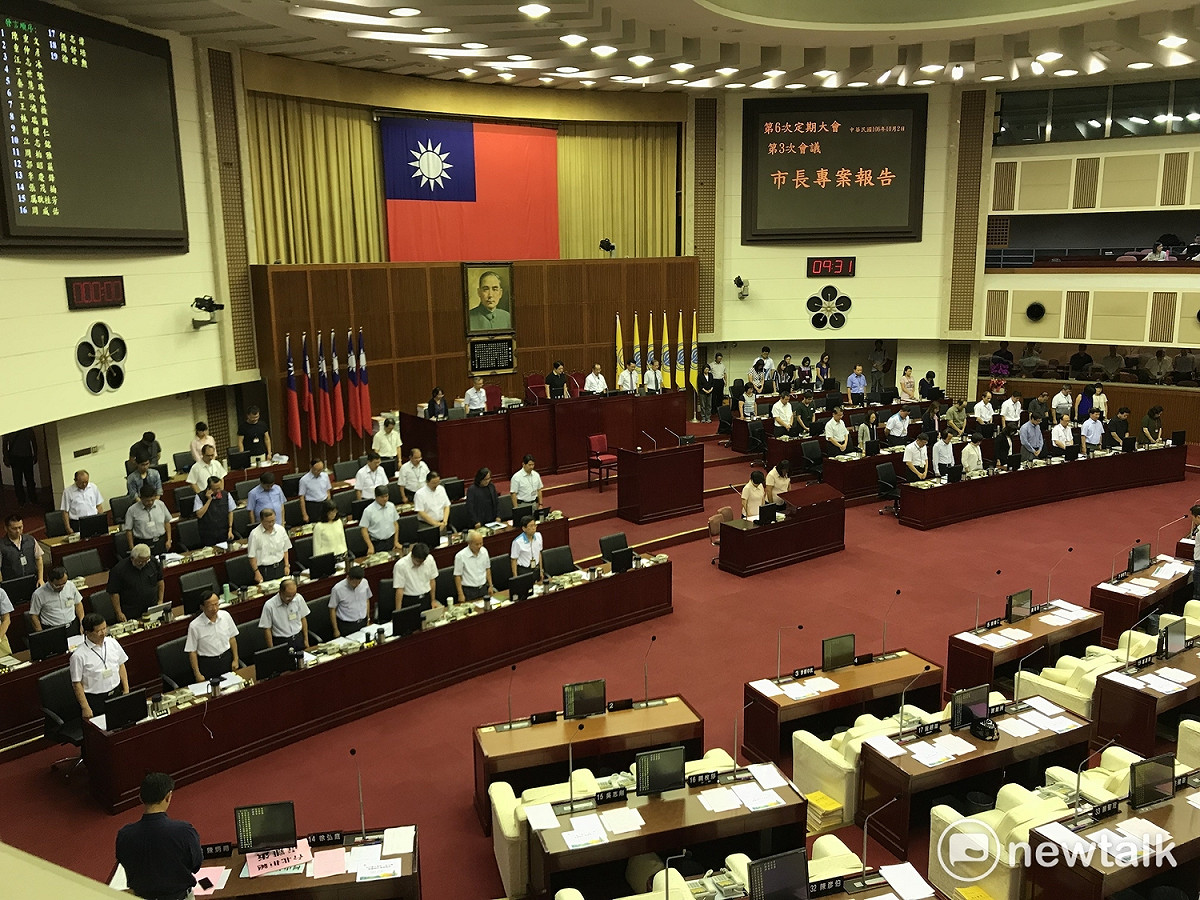 議會開始前，議長吳碧珠帶領議員、各局處官員哀悼日前逝世的台北市議員李新。 圖：周煊惠 / 攝