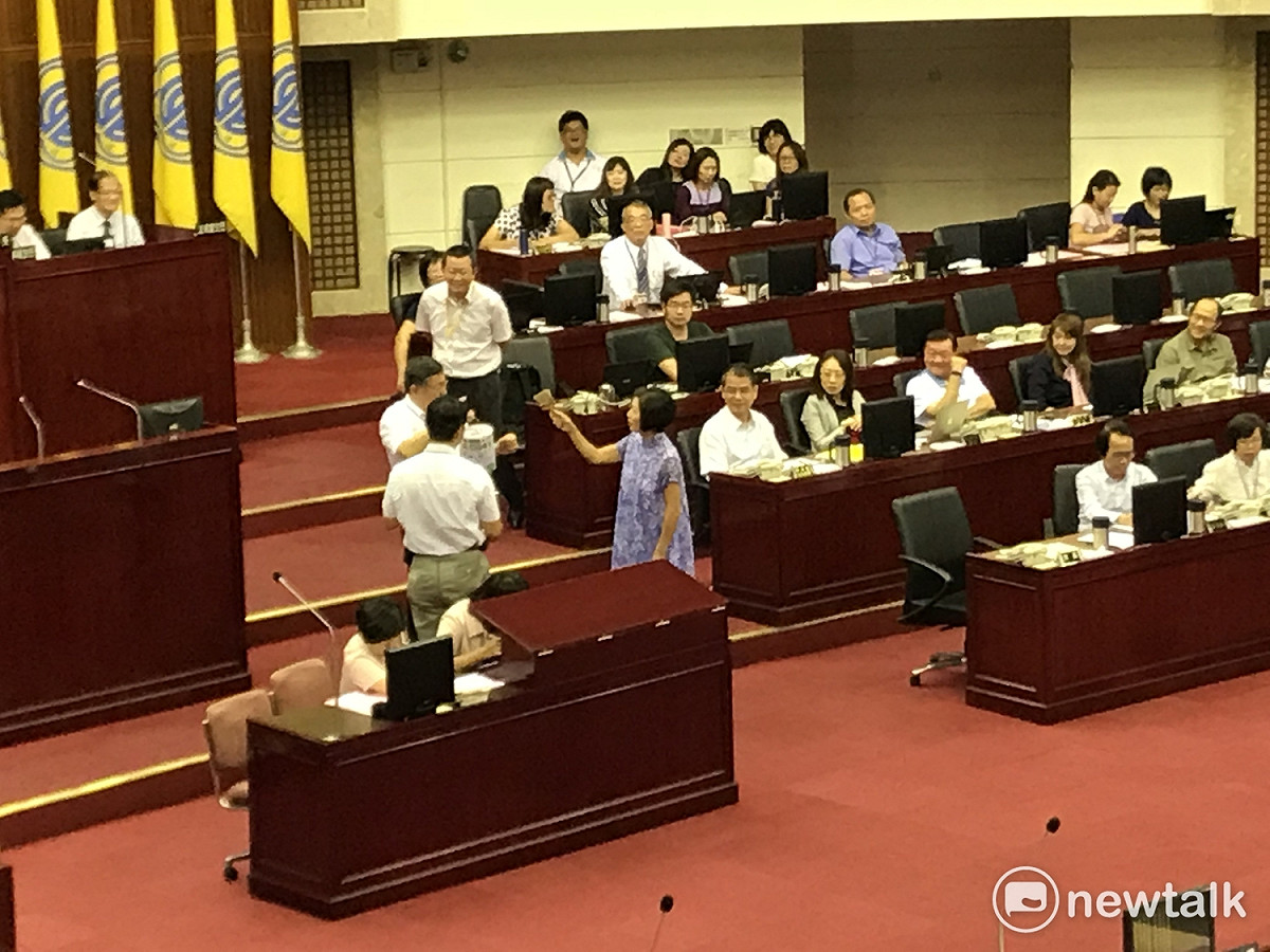 國民黨籍台北市議員汪志冰贈送白漆給台北市長柯文哲，卻遭民進黨籍台北市議員王世堅諷刺，白漆有「北七」、「白賊」之意。 圖：周煊惠 / 攝