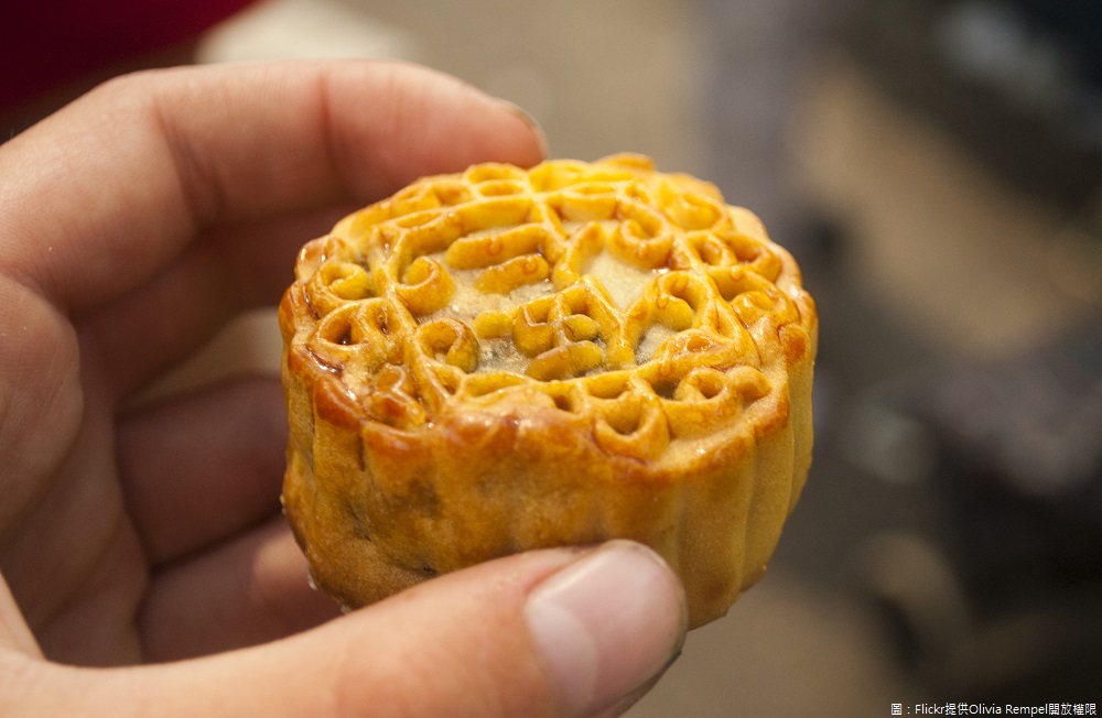 月餅體積雖小，熱量卻相當驚人，一顆70公克傳統月餅熱量約312大卡；以60公斤者為例，消耗1顆月餅的熱量至少得走路57分鐘。 圖：Flickr提供Olivia Rempel開放權限