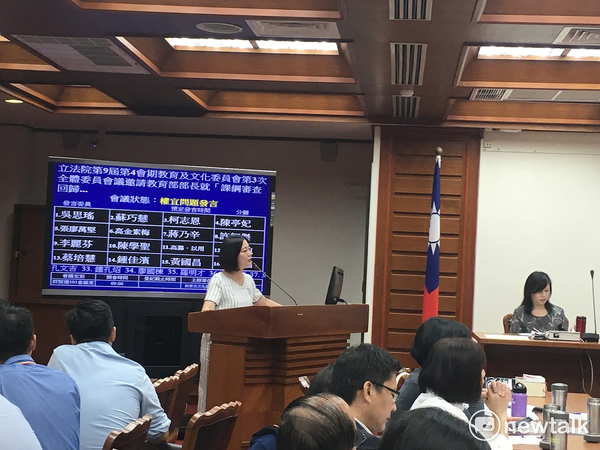 民進黨立委吳思瑤今在教育及文化委員會中，針對台大出借場地疑似遭立委施壓一事質詢潘文忠，事先是否知情？潘文忠表示，「確實不知道。」 圖：黃韋銓/攝
