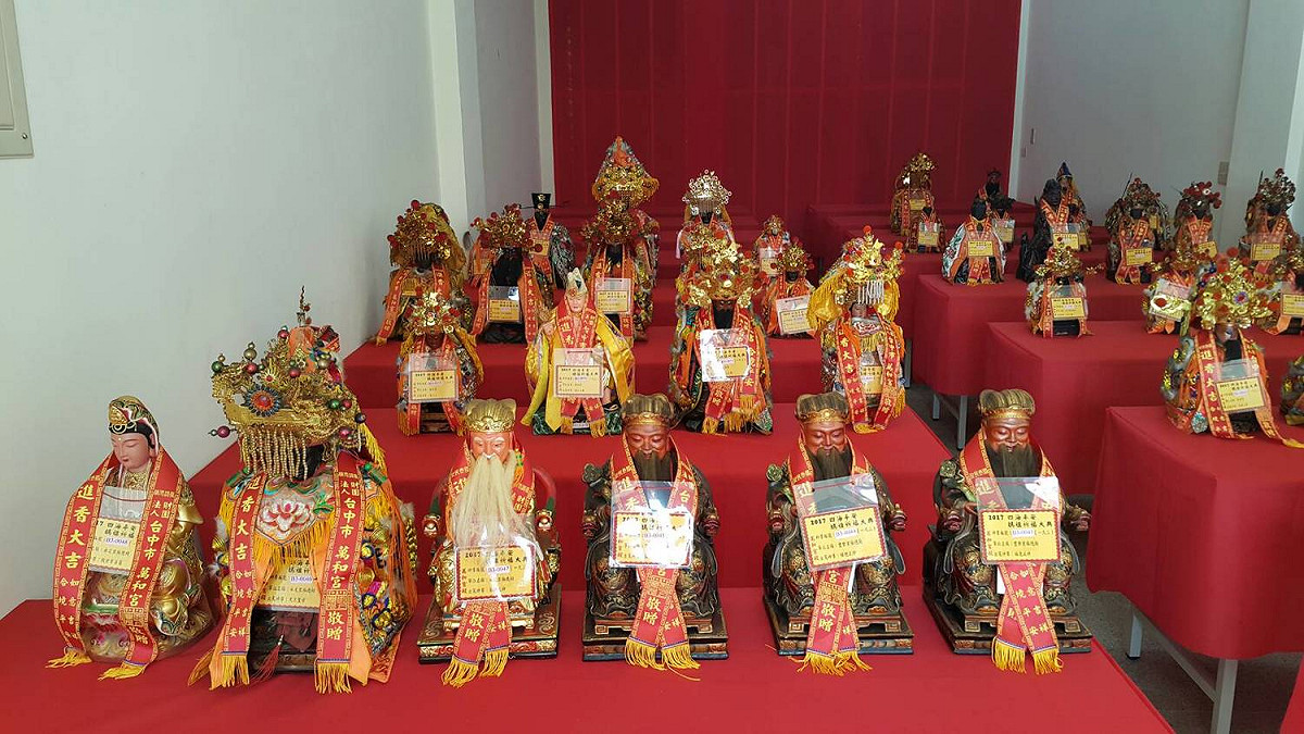 台中市南屯、西屯及烏日地區的19座宮廟合計100座神尊，已駐駕萬和宮的行宮。 圖 : 萬和宮/提供