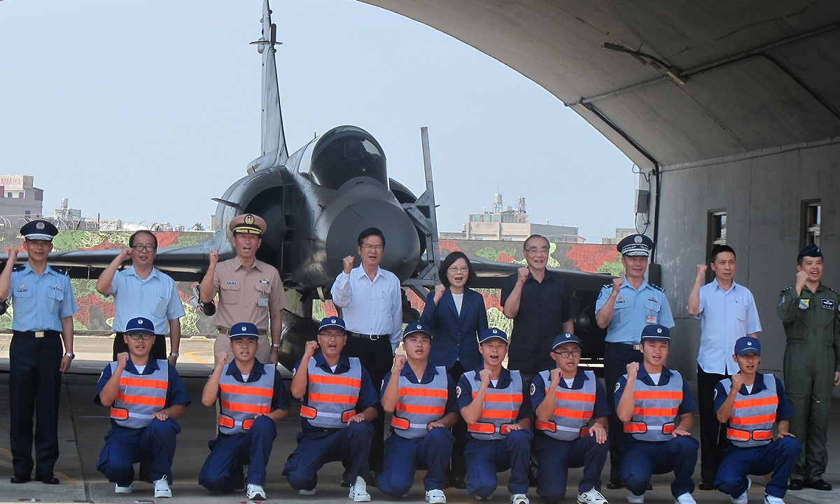 總統蔡英文2日在空軍499聯隊戰機碉堡前與官兵合影。 圖：林朝億/攝