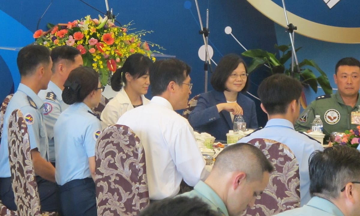 總統蔡英文2日視察空軍499聯隊時與王同義烈士遺孀王亭懿（左四）同桌用餐。 圖：林朝億/攝