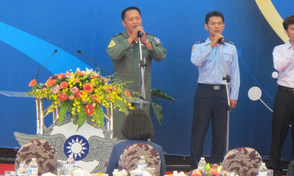 總統蔡英文2日視察空軍499聯隊時，空軍同仁演唱「守護神」以紀念王同義烈士。 圖：林朝億/攝