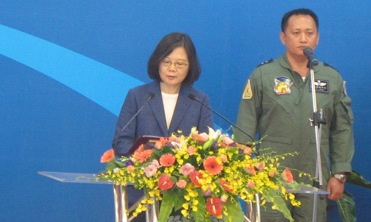 總統蔡英文2日視察空軍499聯隊時與官兵一起用餐。 圖：林朝億/攝
