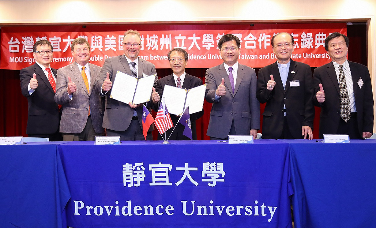 在台中市長林佳龍見證下，靜宜大學今天與美國樹城州立大學簽下合作備忘錄。 圖 : 台中市政府/提供