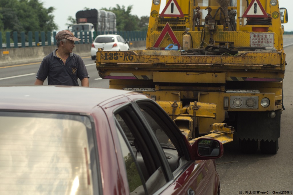 有網路謠傳車輛在高速公路拋錨，不要找高速公路拖救車，找中油有免費拖救服務，還附有各路段連絡電話。高公局澄清，這個謠言是假的！這項服務早沒了。 圖：Flickr提供Yen-Chi Chen開放權限