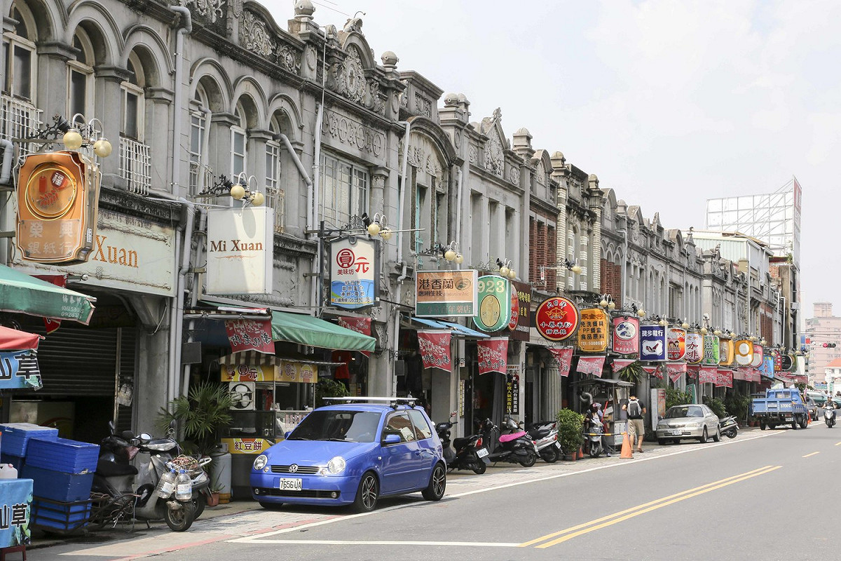 至今新化老街仍有數間百年店鋪，短短百來公尺的中正路，食衣住行皆可一次搞定。 圖：張大魯／攝