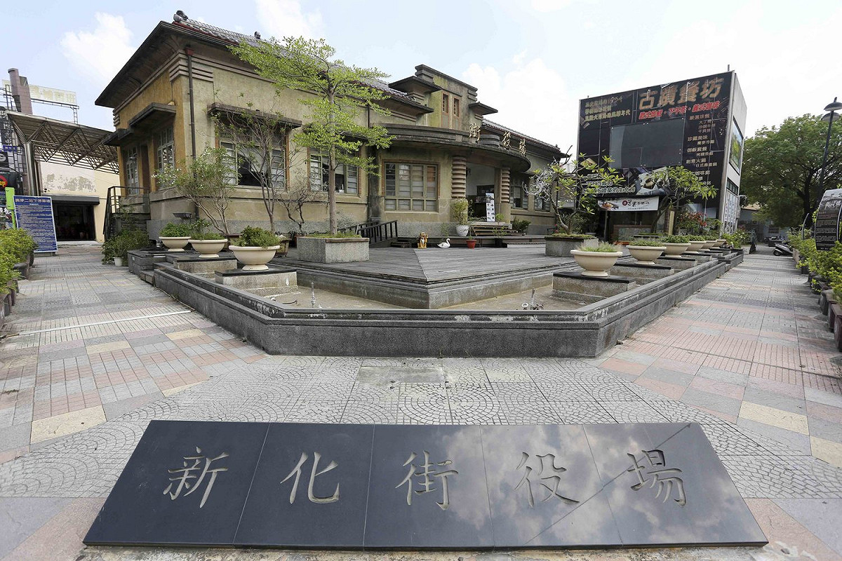 走在新化市區，到處可見古蹟與古宅，武德殿、新化街役場都被登錄為歷史建物。 圖：張大魯／攝