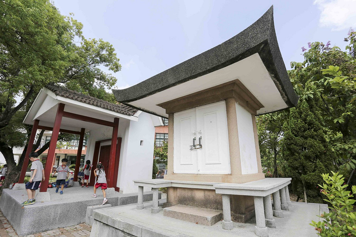 奉安殿供奉日本天皇天后的肖像(御真影)，這樣的建物，台灣目前僅存二座。新化的這一座，經查已經沒有日本天皇天后的肖像在內部，反倒成為孩童遊戲之地。 圖：張大魯／攝