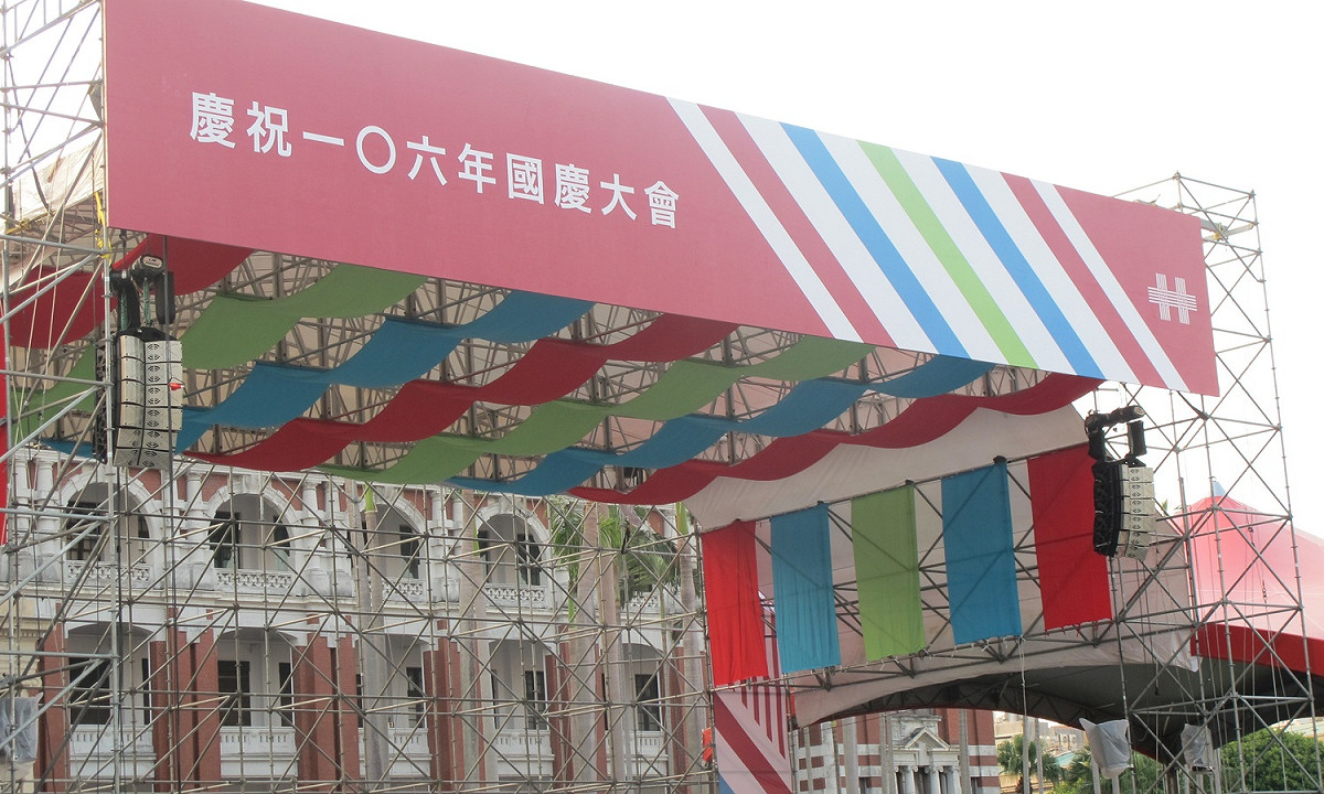 總統府府前國慶大會舞台還在施工，有人質疑沒有中華民國等字眼。 圖：林朝億/攝
