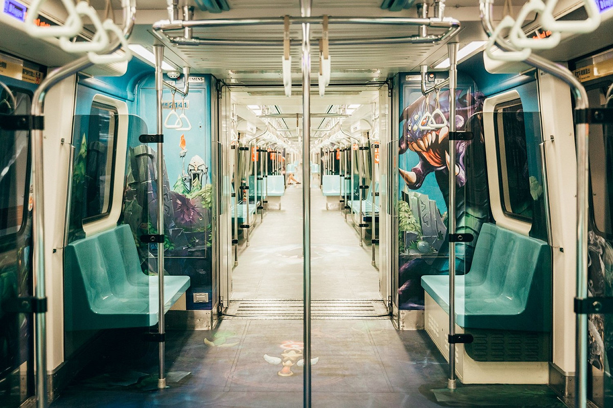 精美的車箱彩繪，彷彿置身《英雄聯盟》召喚峽谷。 圖：Garena/提供