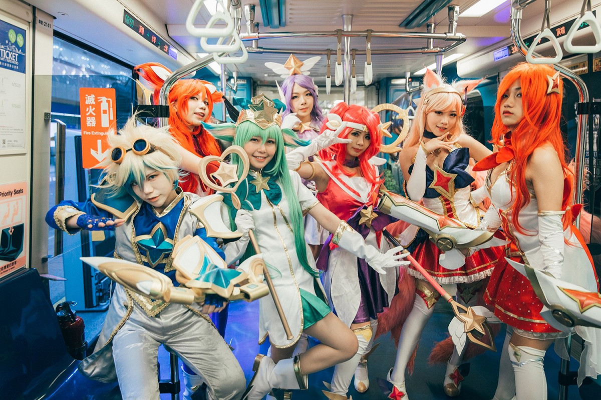 營運團隊特別邀請到 7 位 coser 登上捷運，扮演他們最擅長的《英雄聯盟》角色。 圖：Garena/提供