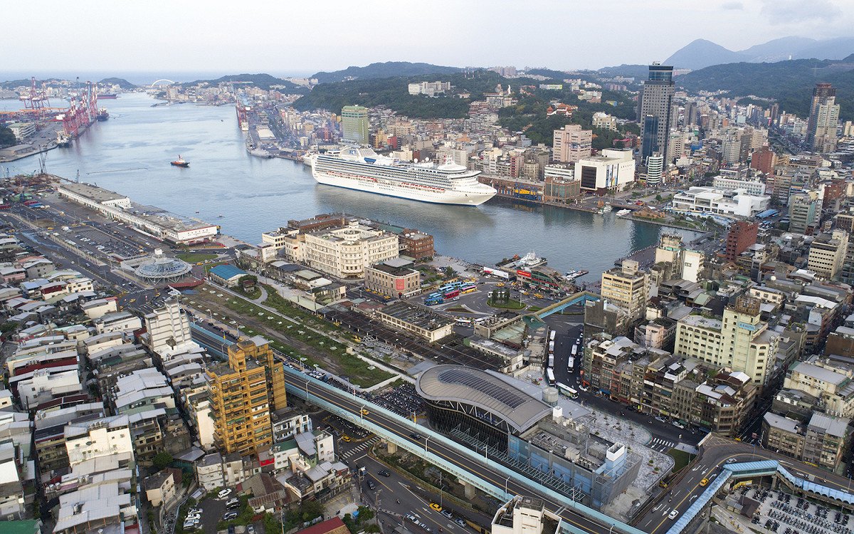 基隆火車站南站廣場啟用後，整體變得更加廣闊、明亮。 圖：基隆市政府 / 提供