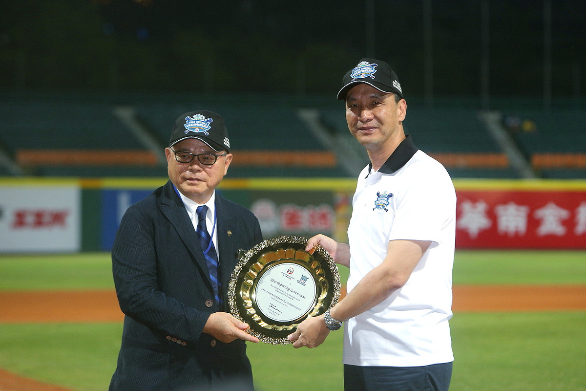 亞洲棒球總會長彭誠浩致贈朱立倫「主辦城市感謝獎牌」。 圖 : 翻攝自新北市政府官網