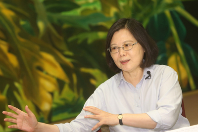 台積電董事長張忠謀說，他反對政府推動五加二創新產業，總統蔡英文（圖）日前接受中央社專訪指出，五加二計畫並不是創造新產業，也絕對不是挑選幾個產業發展。 圖：中央社