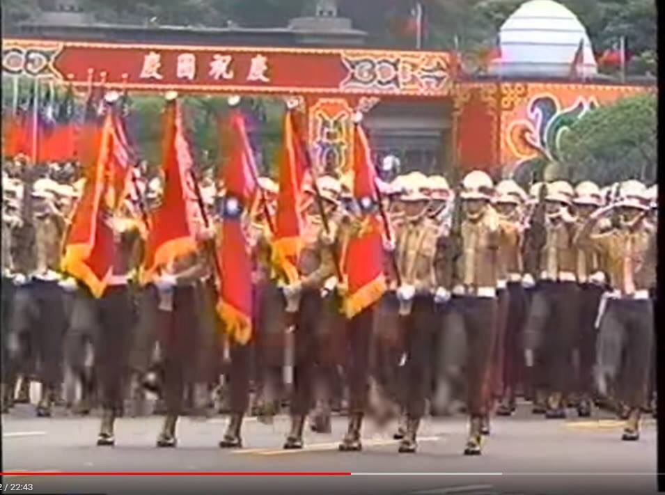 管仁健的臉友Borcheng Hsu 提供給他的自網路影片中擷取的雙十國慶的也是沒有<中華民國>夀星的閱兵台  圖 : 攝自管仁健臉書