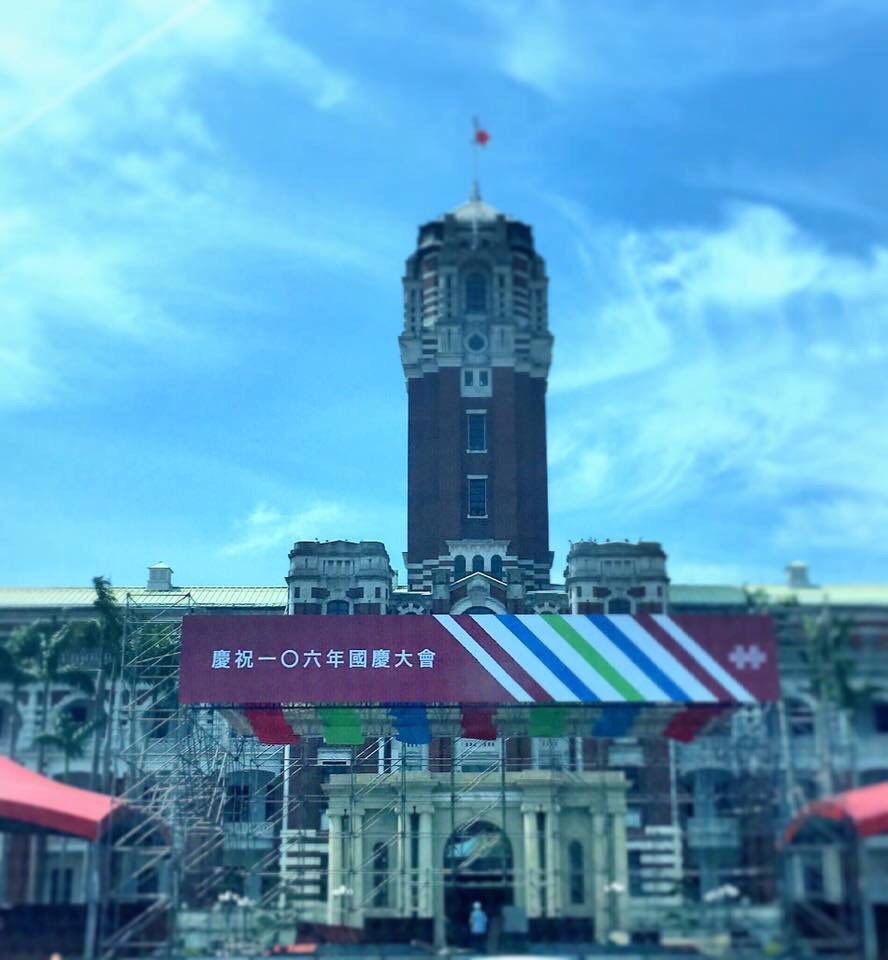 銘傳大學廣播電視學系主任杜聖聰日前以「這算什麼？」爲題，在臉書貼上總統府前，正在裝置的國慶觀禮台照片表示：國慶日，連「中華民國」四個字都不提，要修憲，修成台灣國，國慶也要有國名！ 圖 : 攝自杜聖聰臉書