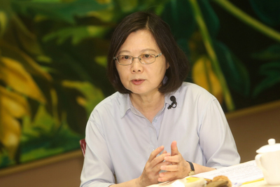總統蔡英文（圖）1日接受中央社專訪，對於一例一休爭議，蔡總統說，當初一例一休修法時，所有在野黨都主張二例，立法過程因為此壓力，一例一休可以調整的空間就被壓縮。 圖：中央社