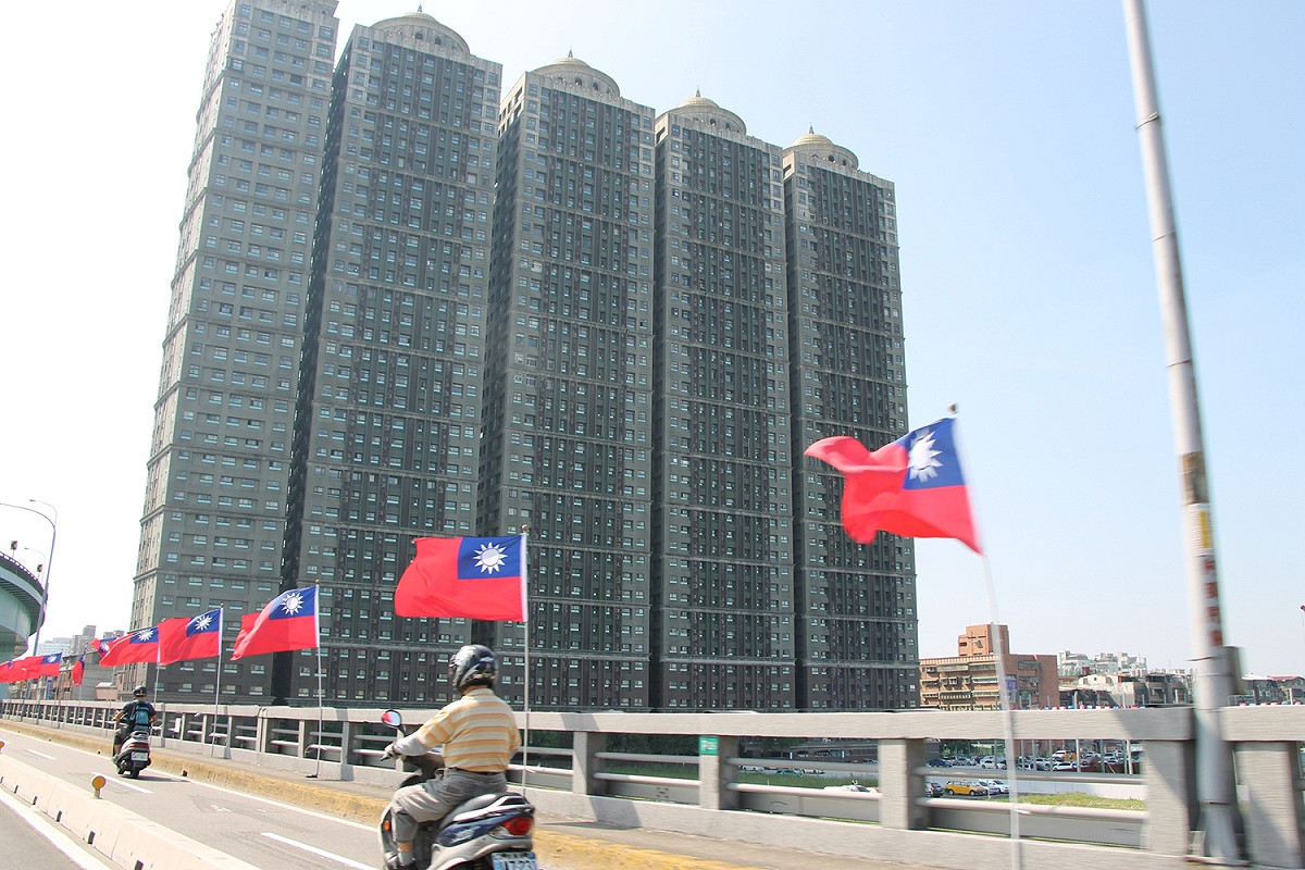 新北市擴大慶祝國慶，決定在新北市主要道路、橋樑插掛約1萬面國旗，大漢橋上目前已經滿掛國旗。 圖：新北市民政局/提供