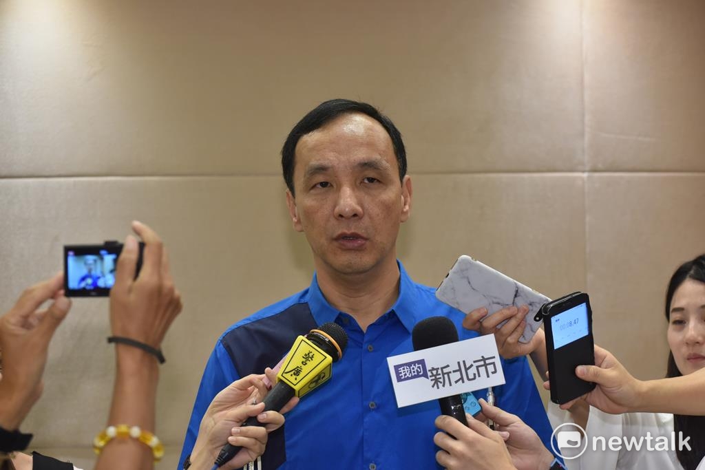 新北市長朱立倫表示，市府以「萬面國旗慶雙十」為主軸，歡迎全民一起來市府升旗，但因行程，不會參加總統府升旗典禮。 圖：王峻昌/攝