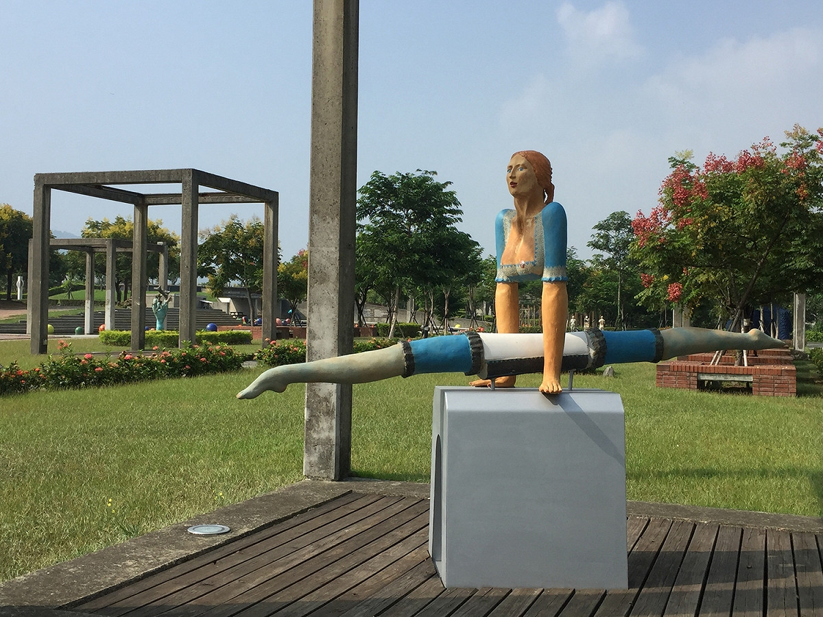 陶博館來自阿根廷的駐村藝術家維瑪．維爾拉佛德的《福爾摩沙小姐》以跳馬之姿劈開雙腿的作品驚艷來訪的民眾。 圖：陶博館/提供