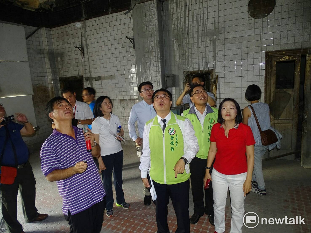 立委黃偉哲與台南市議員唐碧娥、邱莉莉、陳金鐘、前勞動部次長郭國文，邀集相關單位至台南火車站會勘。 圖 : 黃博郎/攝