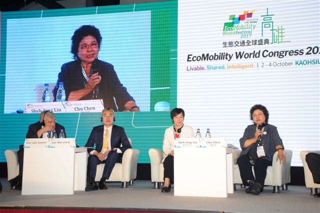 高雄市長陳菊今天在生態交通世界大會上暢談高雄經驗，探討如何用生態交通打造一個綠色宜居城市，立委劉世芳則充當同步翻譯。 圖 : 高雄市政府/提供